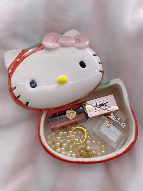 handmade hello kitty ceramic trinket box made by me Hello Kitty Out Of Clay, Hello Kitty Jewelry Holder, Hello Kitty Trinket Dish, Hello Kitty Ash Tray Clay, Sanrio Ceramic Ideas, Clay Crafts Hello Kitty, Hello Kitty Air Dry Clay, Weird Pottery Ideas, Hello Kitty Ceramic Ideas