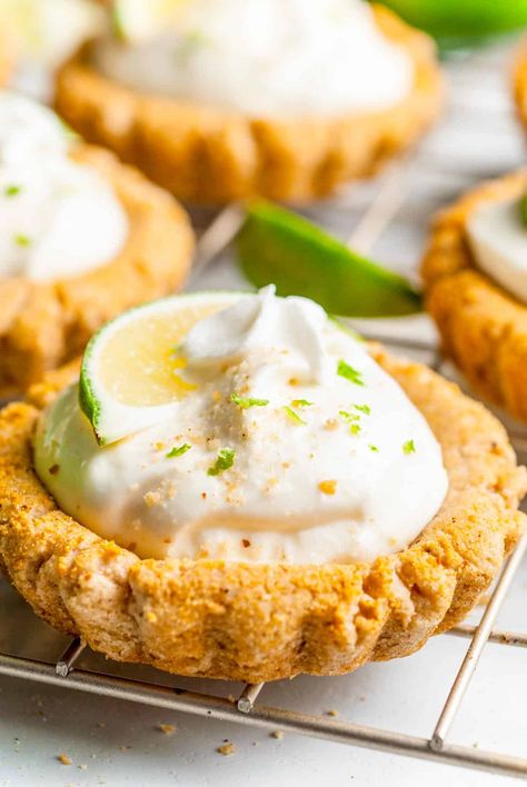 These Key Lime Pie Cookies are an easy-to-make Crumbl copycat recipe that has a deliciously sweet yet tart balance! A dense cookie filled with creamy lime filling! Crumble Cookie Copycat Recipe Key Lime Pie, Crumble Cookie Copycat Recipe Key Lime, Crumbl Key Lime Pie Cookie, Cookies Crumbl Copycat, Key Lime Pie Cookies, Key Lime Cookie Recipe, Orange Desserts, Cookies Crumbl, Work Treats