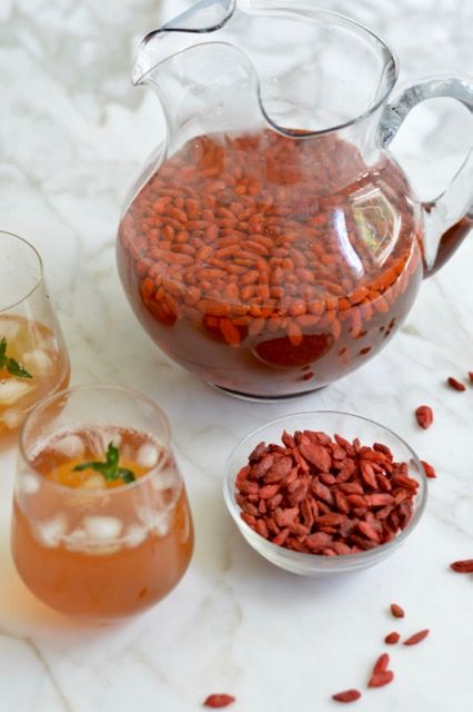 Goji Berry Lemonade is a refreshing, vitalizing drink you can enjoy all summer. Goji berries are a super food known for centuries as the "longevity" fruit. Goji Berries Benefits, Goji Berry Recipes, Holistic Nutrition Recipes, Berry Lemonade, Tea Drink Recipes, Berry Recipes, Berry Drinks, Berry Tea, Earthly Delights