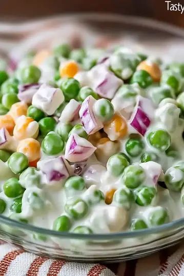 Classic Pea Salad is a quick, creamy side dish with peas, bacon, and cheddar cheese. Perfect for potlucks or BBQs. Try it today! Pea Salad Recipes Easy, Pea And Cheese Salad, Classic Pea Salad, Cold Pea Salad, Peas Bacon, Pea Salad With Bacon, Green Pea Salad, Pea Salad Recipes, Salad Cream