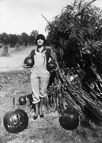 24 Oct 1925, Washington, DC, USA --- Getting ready for Halloween. Washington...Above is pictured Miss Vivian Marinelli, pretty Washington Debbie, making ready for the Halloween party which she is to give next week. Of course, no Halloween party could be complete without the pumpkins, the witches and the goblins Vintage Witches, 1920s Halloween, Halloween Window Clings, Flying Ghost, Vintage Halloween Photos, Pumpkin Carving Kits, Black Puppy, Halloween Photography, Halloween Window