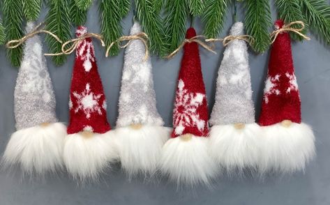 Gnome Ornaments, Gnomes Diy, Pom Pom Crafts, Diy Gnomes, Gnomes Crafts, Easy Christmas Diy, Craft Show Ideas, Christmas Ornament Crafts, Ornament Crafts