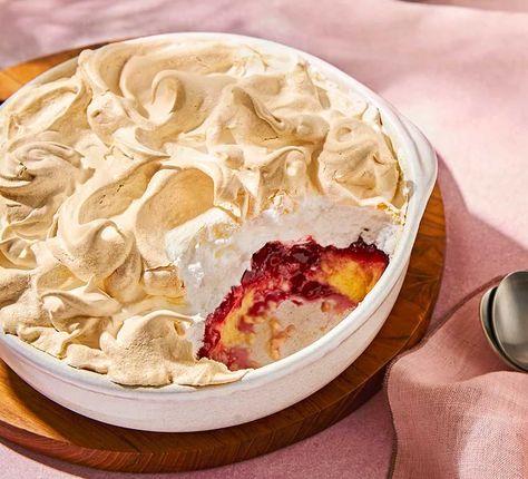 Queen of puddings Queen Pudding Recipe, Rice Pudding Custard, Queen Of Puddings Recipes, English Pudding Recipes, Queens Pudding, Healthy Roast Dinner, Queen Of Puddings, Steamed Pudding, British Pudding