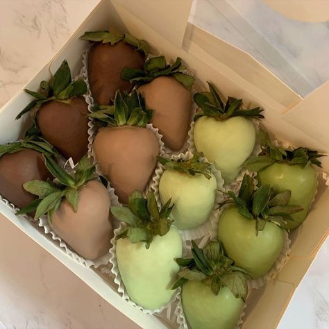 Matcha Chocolate Covered Strawberries, Matcha Themed Party, Green Food Party, Matcha Ideas, Fiesta Aesthetic, Green Strawberries, Strawberries Ideas, Fire Tree, Matcha Brownies