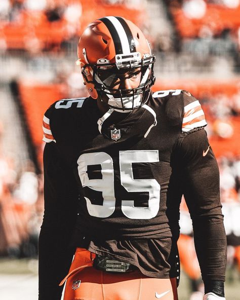 Miles Garrett, Browns Wallpaper, Cleveland Browns Wallpaper, Cool Football Pictures, Nfl Wallpaper, Football Board, Myles Garrett, Game Pics, Cleveland Browns Logo