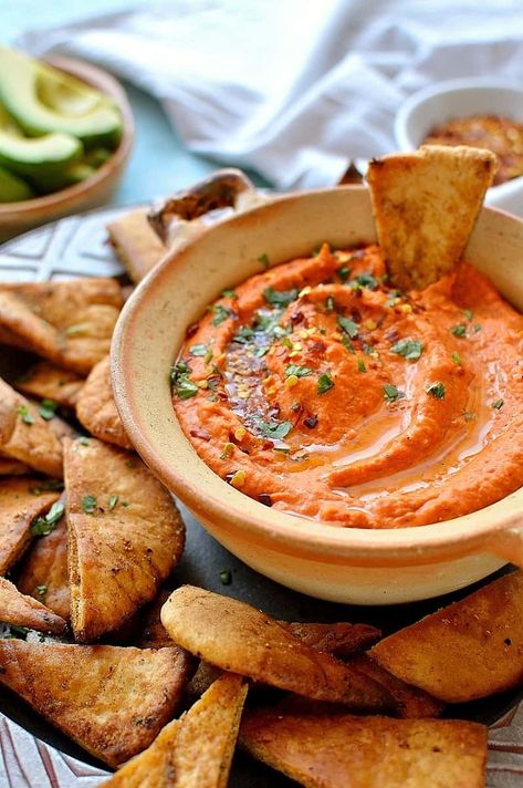 Pitta Chips, Cauliflower Hummus, Red Pepper Hummus, Plantain Chips, Vacation Meals, Healthy Dips, Roasted Red Pepper, Hummus Recipe, Roasted Peppers