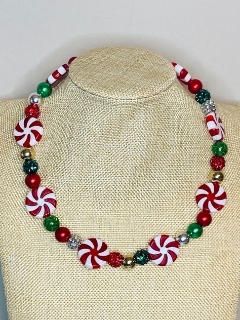 Main picture is 19 inches long  Christmas Peppermint Necklace All beads are acrylic  Beads range from 12mm - 20mm Beaded Christmas Jewelry Diy, Beaded Christmas Necklace, Christmas Jewelry Diy Necklace, Christmas Necklace Ideas, Christmas Necklace Diy, Christmas Beaded Jewelry, Diy Christmas Accessories, Bracelets Videos, Holiday Beaded Jewelry