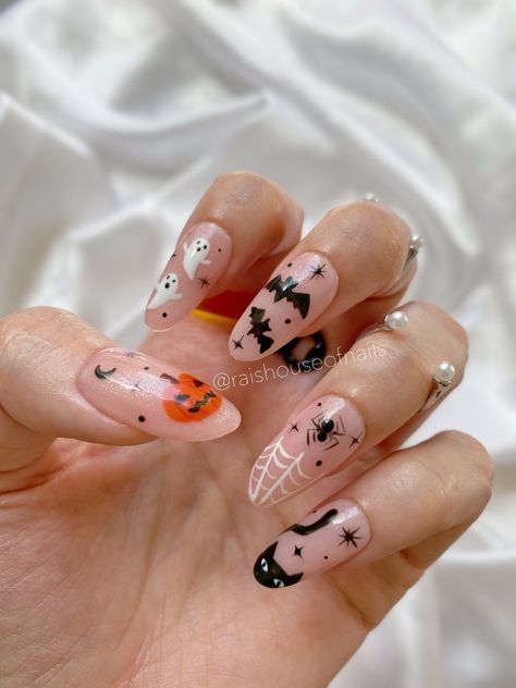 Halloween Sticker Nails, Spokey Season Nails, 2022 Halloween Nails, Halloween Nails With Stickers, Light Halloween Nails, Halloween Nail Stickers, Halloween Aesthetic Nails, Spiky Nails, Bat Nail Designs