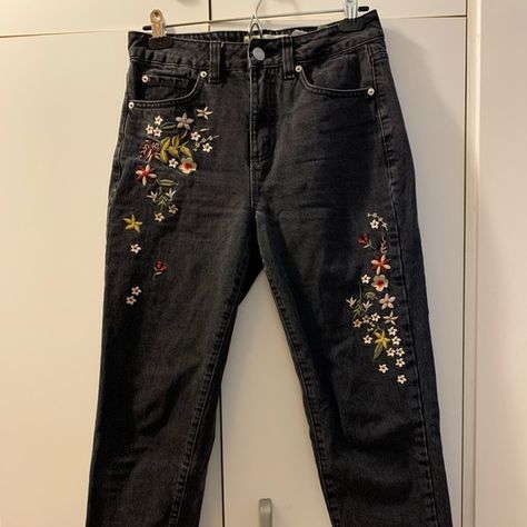 Black denim floral embroidered GARAGE mom jeans Black Jeans With Patches, Black Denim Embroidery, Floral Embroidery Jeans, Black Embroidered Jeans, Black Jean Embroidery, Black Jeans Embroidery Ideas, Embroidered Black Jeans, Embroidery On Black Jeans, Black Jeans Painting