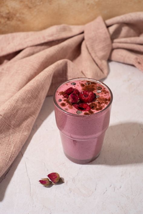 Raspberry Protein Shake, Raspberry Shake, Healthy Shakes, Vanilla Coconut, Sugar Free Chocolate, Protein Shake, High Protein Recipes, Few Ingredients, Vegetarian Chocolate