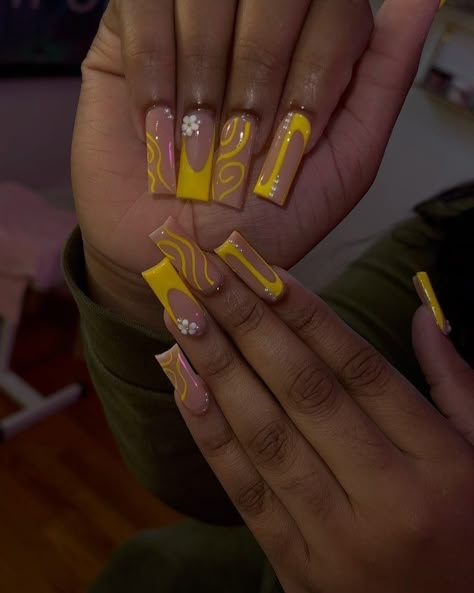 Cute Yellow Nail Designs, Medium Freestyle Nails Acrylic, Yellow Coffin Nail Ideas, Yellow Nails With Design, Yellow Design Nails, Yellow Acrylic Nails Designs, Black Yellow Nails, Nails Acrylic Black Women, Nail Designs On Black Women