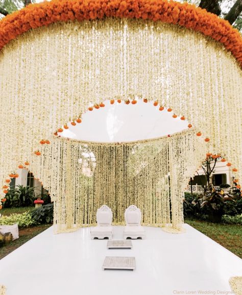 Open Chori Mandap, Elegant Mandap Decor, Minimal Mandap Decor, Marathi Wedding Decoration, Varmala Decor, Mandap Wedding, Minimal Wedding Decor, Unique Decor Ideas, Small Wedding Decor