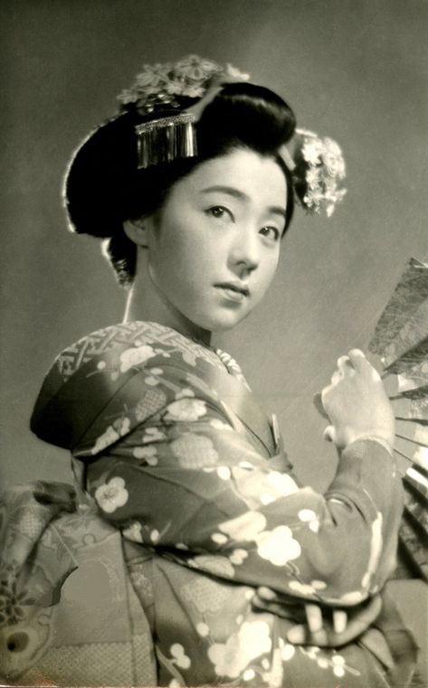 https://flic.kr/p/an9xrJ | Actress 1950s | A Japanese Actress dressed as a Maiko (Apprentice Geisha). Art Geisha, Memoirs Of A Geisha, Japanese Photography, Zip Line, Japanese History, Old Photography, Japanese Dress, Japanese Geisha, Japan Photo