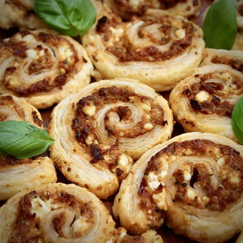 Pesto Puff Pastry Pinwheels Pesto Puff Pastry, Crescent Roll Veggie Pizza, Vegetarian Picnic, Pastry Pinwheels, Puff Pastry Pinwheels, Best Healthy Snacks, Summer Picnic Food, Strawberry Salsa, Healthy Blueberry Muffins