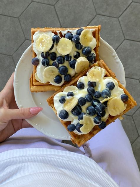 Waffles breakfast aesthetic fruits it girl perfect morning Breakfast Inspo Aesthetic, Italian Breakfast Aesthetic, That Girl Breakfast, It Girl Breakfast, Aesthetic Essen, Waffles Aesthetic, Aesthetic Fruits, Cute Breakfast Ideas, Early Breakfast