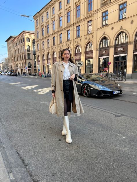 Parisienne outfit with trenchcoat and white boots White Rain Boots Outfit, White Boots Outfit Aesthetic, Boots Outfit Aesthetic, Rain Boots Outfit, White Rain Boots, Rain Boot Outfit, Beauty Outfits, White Boots Outfit, White Boots