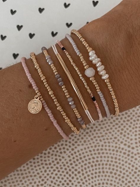 Beachy Gold Jewelry, Layering Bracelets, Preppy Jewelry, Wrist Jewelry, Diy Bracelet Designs, Beads Bracelet Design, Jewelry Accessories Ideas, Summer Bracelets, Classy Jewelry