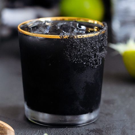 Diy Black Salt, Black Margarita, Flavored Sparkling Water, Tequila Drinks, Refreshing Drinks Recipes, Classic Margarita, Black Salt, Themed Drinks, Black Food