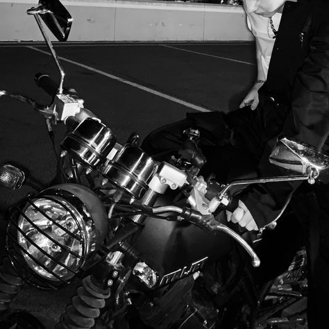 Sunghoon Bnw Icons, Sunghoon Motorcycle, Sunghoon Black And White, Sunghoon Details, Sunghoon Black, Bnw Icons, Black Aesthetic Icon, Black Icons Aesthetic, Icons Dark Aesthetic