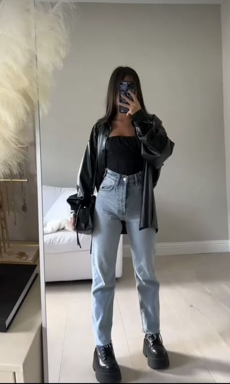 Casual Party Outfit Winter Jeans, Rock Bar Outfit, Outfit Soiree Simple, Dark Feminine Outfits Casual For School, 21 Birthday Outfit Casual, Styling Winter Outfits, Dark Feminine Aesthetic Outfits Casual, Dark Feminine Outfits For School, Dark Feminine Outfits Casual