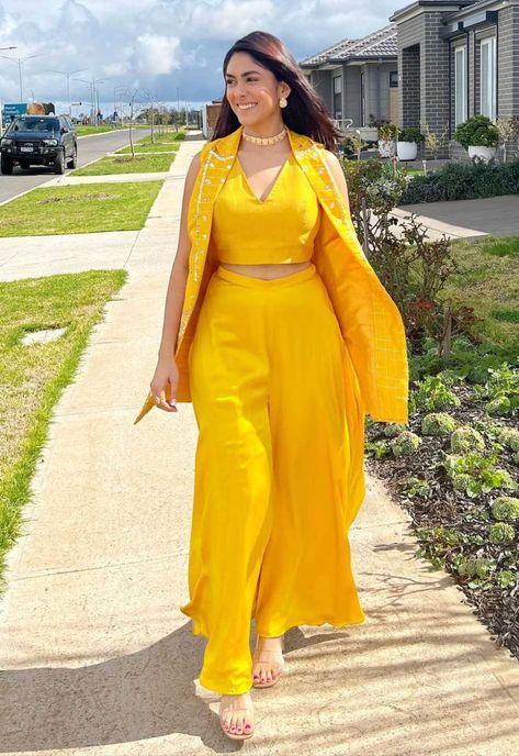 Yellow Plazzo Suits For Haldi, Yellow Traditional Outfits For Haldi, Haldi Jacket Outfit, Lehenga Designs For Haldi Function, Indian Wedding Outfits Sisters Haldi, Haldi Dress For Sister Wedding, Sister Haldi Ceremony Dress, Kurti Design For Haldi Ceremony, Traditional Haldi Dress