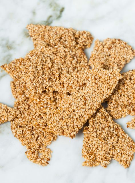 Ethné de Vienne’s Homemade Sesame Snaps | RICARDO Biscuits Graham, Poached Pears, Edible Gifts, Sheet Pan Dinners, Cooking Accessories, Candy Store, No Bake Cookies, Rice Krispie Treat, Healthy Desserts