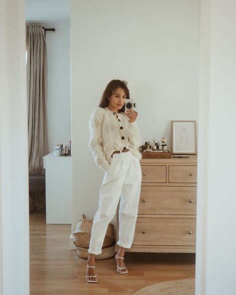 @sherlockdiary shared a photo on Instagram: “🤍” • Aug 31, 2020 at 11:12am UTC Off White Pants Outfit, White Mom Jeans Outfit, White Mom Jeans, Hipster Pants, Off White Pants, Mom Pants, Minimalistic Outfits, White Pants Outfit, Casual Chic Outfits