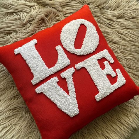 Cadeau St Valentin, Love Pillow, Handmade Pillowcases, Needle Embroidery, Embroidery Gifts, Punch Needle Embroidery, Couples Gift, Idea Gift, Gift For Couples