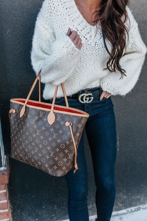 @whereyourheartisnow Neverfull Mm Outfit, Neverfull Gm Outfit, Neverfull Inside Out, White Neverfull Louis Vuitton Outfit, Lv Neverfull, Neverfull Gm, Purse Outfit, Winter Inspo, Neverfull Mm