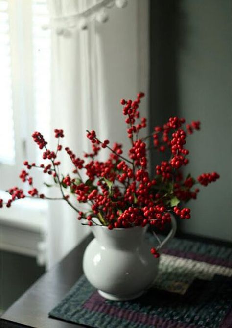 9 sätt att fixa julstämningen på mindre än 15... | Sköna hem Deco Nature, Simple Christmas Decor, Natural Christmas, Minimalist Christmas, Noel Christmas, Christmas Deco, Ideas Christmas, Red Berries, Christmas Inspiration