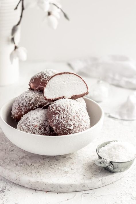 Marshmallow Snowballs Snowball Recipe Marshmallow, Marshmallow In Chocolate, Marshmallow Tea Cakes, Egg White Marshmallow Recipe, Winter Birthday Desserts, Christmas Marshmallow Ideas, Marshmallow Desert, Marshmallow Bonbons, Boozy Marshmallows