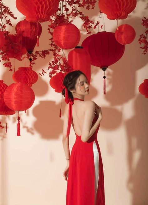 Chup Anh Tet, Chinese New Year Photoshoot Ideas, Lunar New Year Photoshoot, Japanese Party Decorations, Chinese New Year Photoshoot, Cny Photoshoot, Imlek 2023, Chinese Photoshoot, Lunar New Year Decoration