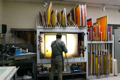 Screen Printing Workshop, Rakel Sablon, Studio Room Design, Screen Printing Equipment, Screen Printing Shops, Screen Printing Studio, Screen Printing Press, Artist Workspace, Art Studio Room