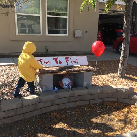 Time to float Pennywise Haunted House Ideas, Horror Movie Yard Decor, Blacklight Halloween Decorations Outdoor, It Decorations Halloween, Halloween Float Ideas Parade, It Halloween Decorations, Halloween Parade Float, Hunted House, Office Halloween Decorations