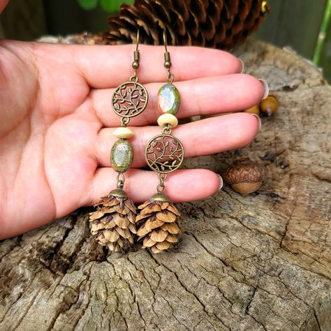 Details: Materials: Natural Pinecone, Natural Oak Tree Acorns, Wood Beads, Charms, Jasper Agate Stone. All Jewelry Components Are Lead And Nickel Free. Size: 2.5 Inches Beautiful Bohemian, Gypsy, Hippie, Vintage, Ethnic, Tribal, Style Earrings Great To Wear On Fall, Summer, Winter Or Everyday Wear. These Artisan-Made Earrings Are Very Lightweight And Super Comfortable To All Day Wear! Excellent As A Unique Gift For Nature Lovers Or To Keep Them For Yourself. If You Have Any Question Please Feel Free To Ask I Will Respond As Soon As I Can. Acorn Jewelry Diy, Nature Inspired Earrings, Nature Jewelry Diy, Pinecone Jewelry, Earthy Crafts, Pinecone Earrings, Easy Jewelry Making Ideas, Jewelry 101, Pine Cone Jewelry