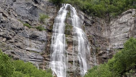 Bridal Veil Falls is a stunning natural wonder located in the scenic town of Provo, Utah. It's one of the most popular destinations for visitors to the state, and it offers up breathtaking views that make it well worth the visit. Details about Bridal Veil Falls in Utah The falls are made up of two separate cascades falling from a height of 607 feet (185 meters). The upper cascade drops about 350 feet (107 #waterfallsutah Utah Lakes, Cascade Falls, Bridal Veil Falls, Provo Utah, Round Trip, Bridal Veil, Scenic Views, Horseback Riding, Natural Wonders