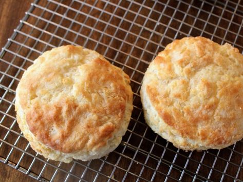 Bojangles Biscuit Recipe, Copycat Bojangles Biscuits, Bojangles Biscuits Recipe, Grandma's Biscuits, Kfc Biscuit Recipe, Bojangles Biscuits, Early Breakfast, Biscuits Homemade, Fluffy Layers