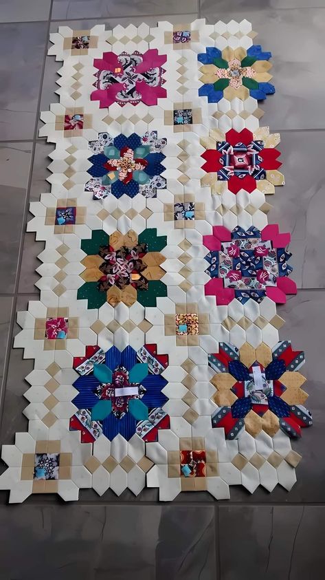 Patchwork of the crosses Lucy Boston Quilt, Hexie Quilts Patterns, Patchwork Of The Crosses, Lucy Boston, Millefiori Quilts, Hexagon Patchwork, Cross Quilt, Hexie Quilt, Hexagon Quilts