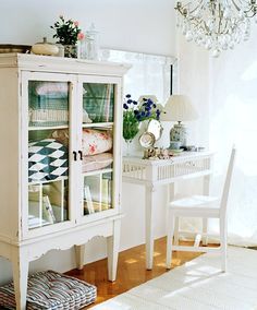 China cabinet for storing blankets Quilt Display, Scandinavian Nursery, Quilt Storage, Glass Cabinet, Nursery Ideas, Home Fashion, 인테리어 디자인, Guest Bedroom, Ideal Home