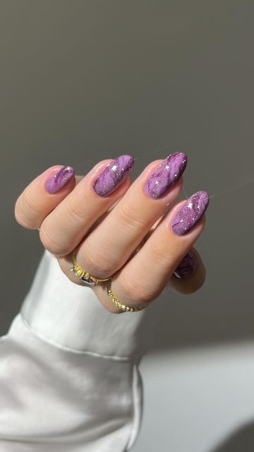 Purple Fall Nail Art, Purple Engagement Nails, Marble Purple Nails, Purple Fall Nails Design, Pink And Purple Nails Designs, Purple And Red Nails, Winter Almond Nails Ideas, Marble Almond Nails, Purple Galaxy Nails