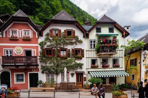 Beautiful houses with wooden shutters and flower boxes in the windows along the main square of Hallstatt, Austria. #travel #hallstatt Austrian Houses Traditional, Austrian House, Alpine Architecture, Austrian Village, City Ideas, Hallstatt Austria, European Cottage, Gothic Furniture, Minecraft City