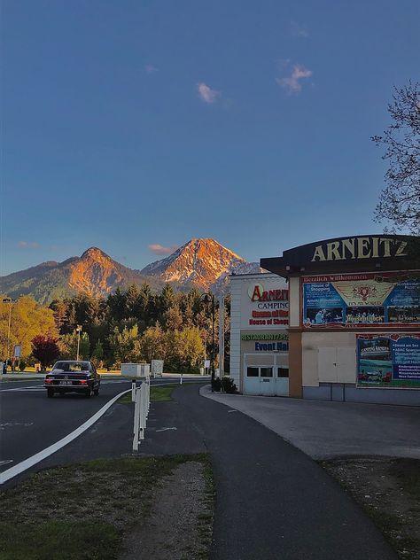 Colorado Core Aesthetic, Road Trip Aesthetic Mountains, Rocky Mountains Colorado Aesthetic, Living In The Usa Aesthetic, College In The Mountains, American Nature Aesthetic, Travel Aesthetic Usa, Colorado House Aesthetic, American Suburbs Aesthetic