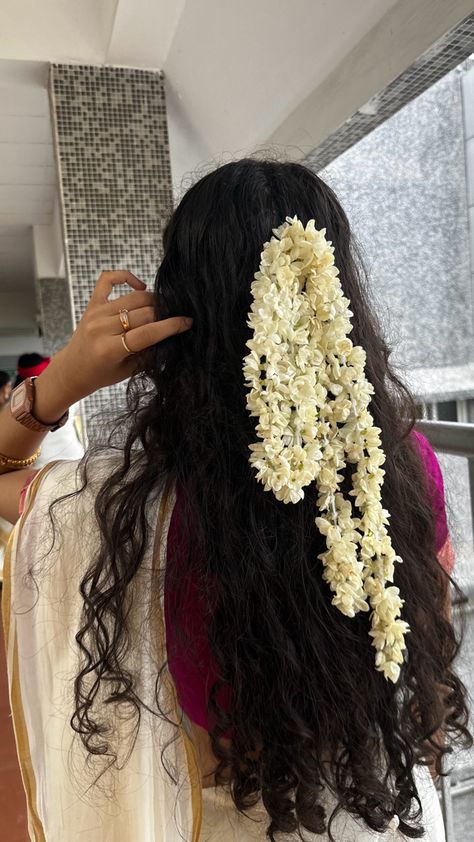 Indian Curly Hair Aesthetic, Malayali Aesthetic, Tamil Aesthetic, Onam Outfits, South Asian Aesthetic, Simple Saree Designs, Desi Wedding Dresses, Easy Hairstyles For Thick Hair, Fashion Queen