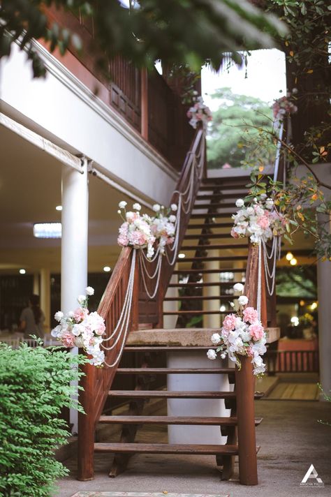 Stairs Decoration Wedding, Stair Decorating Ideas For Wedding, Wedding Staircase Decoration, Wedding Stairs, Wedding Staircase, Stairs Decoration, Home Flower Decor, Diy Staircase, Wedding Entrance Decor