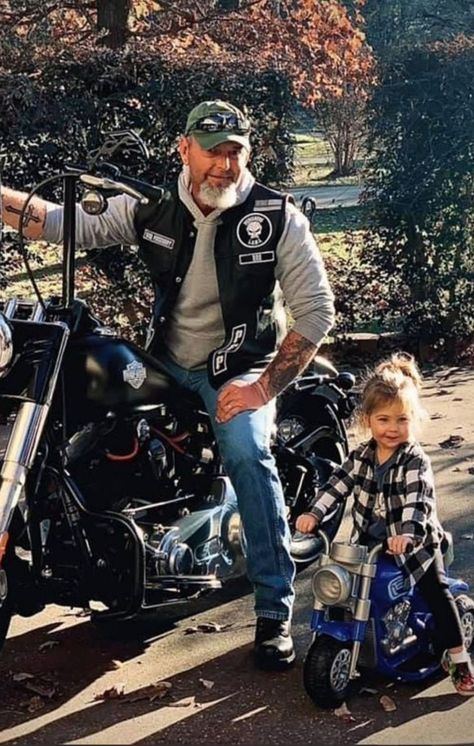 Old Harley Davidson, Biker Photos, Biker Aesthetic, Biker Life, Dad Daughter, Riding Motorcycle, I Kings, Family Traditions, Father And Son