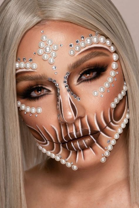 Pearl skull Halloween makeup look created and photographed by Denver based MUA Chelsea Reynolds. Pearl Skull, Maquillage Yeux Cut Crease, Makeup Artistic, Holloween Makeup, Turtle Soup, Extreme Makeup, Halloween Beauty, Skeleton Makeup, Face Art Makeup