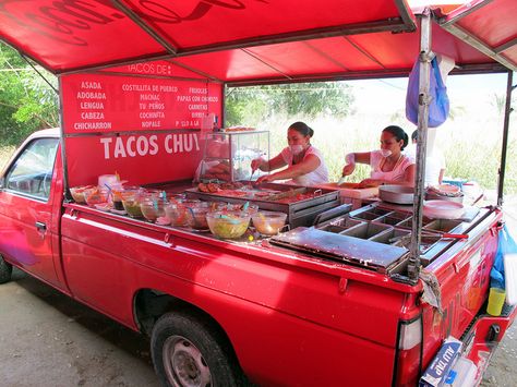 It's amazing how they converted the back of the pickup truck into a taco Kombi Food Truck, Taco Cart, Bike Food, Food Vans, Mobile Food Cart, Food Van, Food Carts, Mobile Food Trucks, Taco Stand