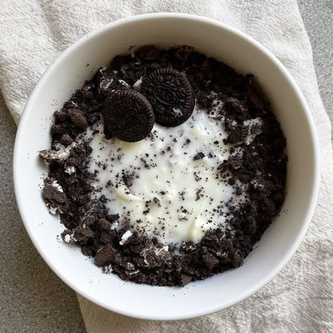 Oreo Overnight Oats, Oats With Protein Powder, Diet Mindset, Oatmeal Yogurt, Yoghurt Bowl, International Desserts, Oreo Biscuits, Recovery Food, White Choc