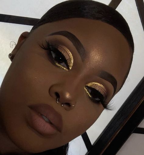 Gold Eyeshadow Looks Black Women, Eyeshadow Looks Black Women, Black Makeup Looks, Gold Eyeshadow Looks, Woc Makeup, Golden Makeup, Maquillage Yeux Cut Crease, Birthday Makeup Looks, Gold Makeup Looks