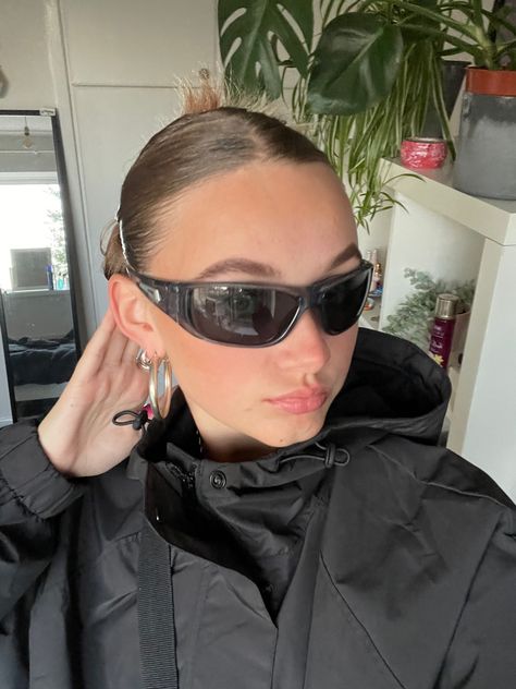 Biker Glasses Aesthetic, Aesthetic Sunglasses Outfit, Racer Sunglasses Outfit, Biker Sunglasses Aesthetic, Sunglasses Inspo Aesthetic, Y2k Sunglasses Outfit, Trendy Glasses 2023, Yk2 Sunglasses, Rectangle Sunglasses Aesthetic